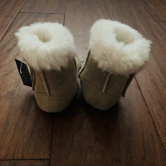 Baby tan UGG-like boots - Picture 3 of 7